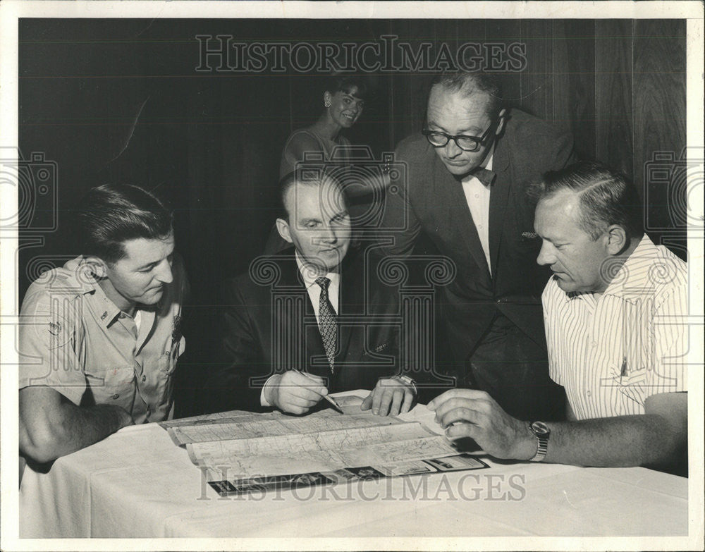 1971 Press Photo Olaf Johnson Chesterton Saugatuck girls Charles Miller Dune - Historic Images