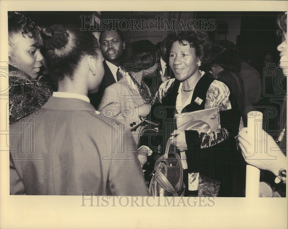 1994 Press Photo Dolores Jordan Greet Fenger Student Speech School Auditorium - Historic Images