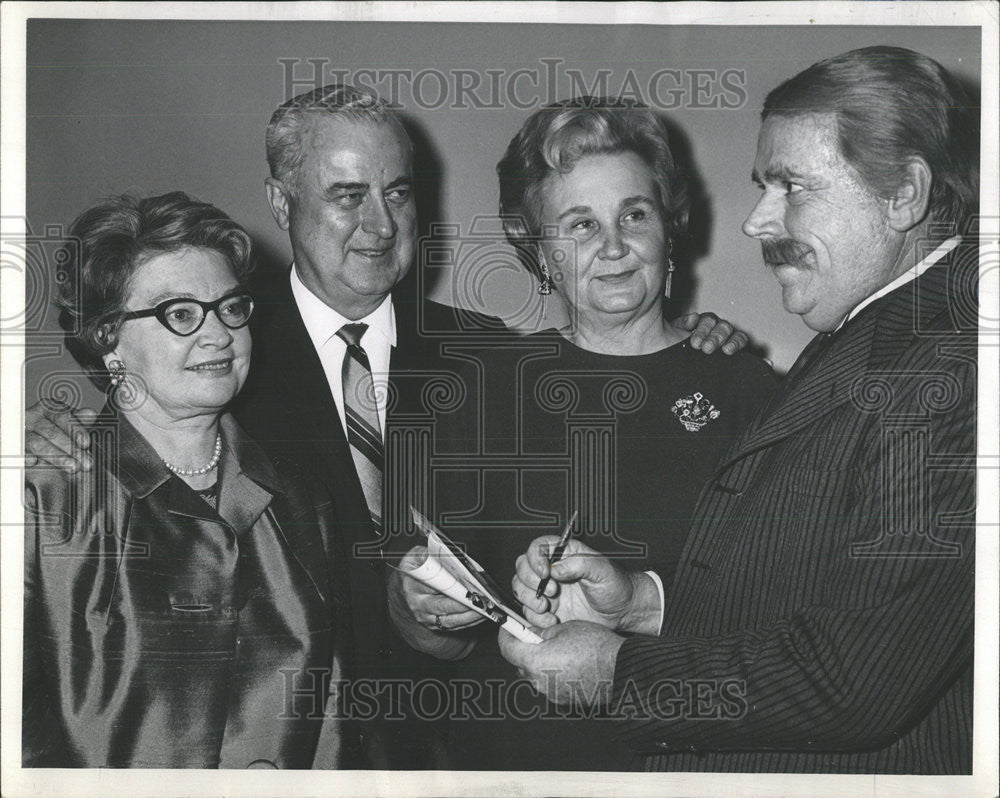 1966 Press Photo Mrs Robert Jorgensen Gordon Metcalf Marvin Lunde Roebuck Sears - Historic Images