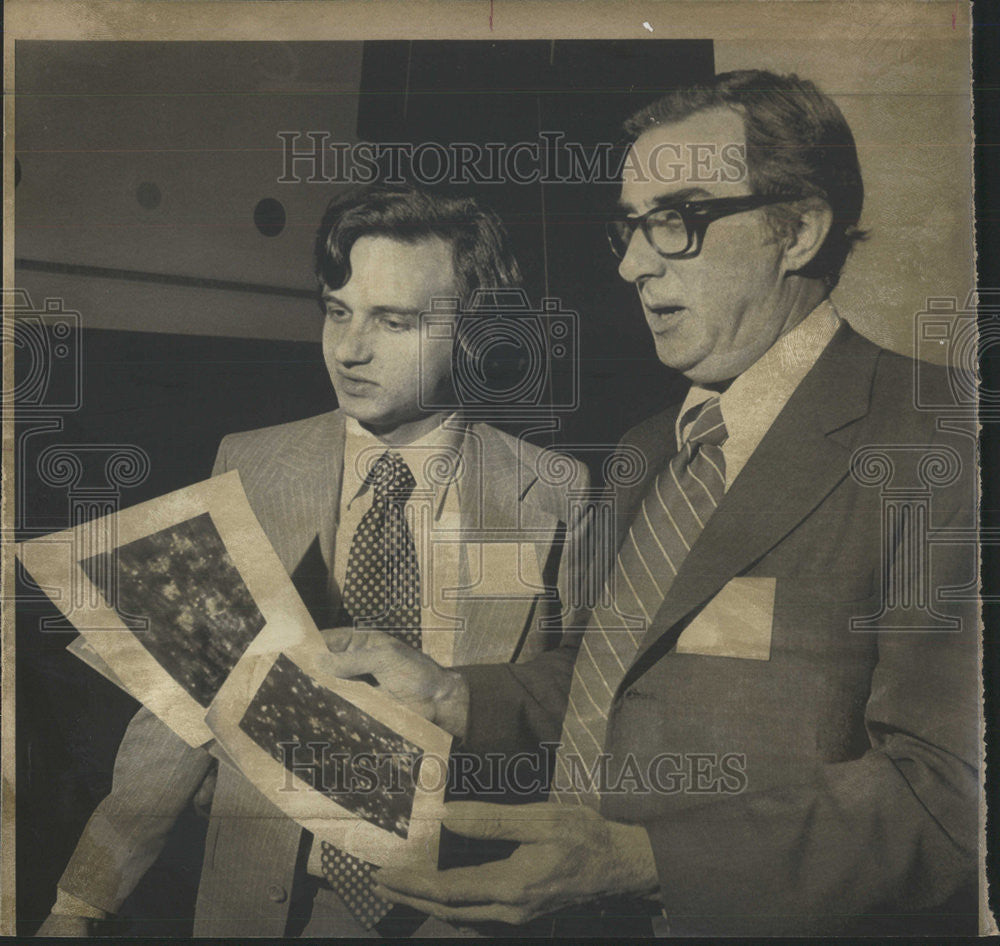 1976 Press Photo Michael Isaacson &amp;  Albert Y. Crewe, Scientists &amp; Atom Graphs - Historic Images