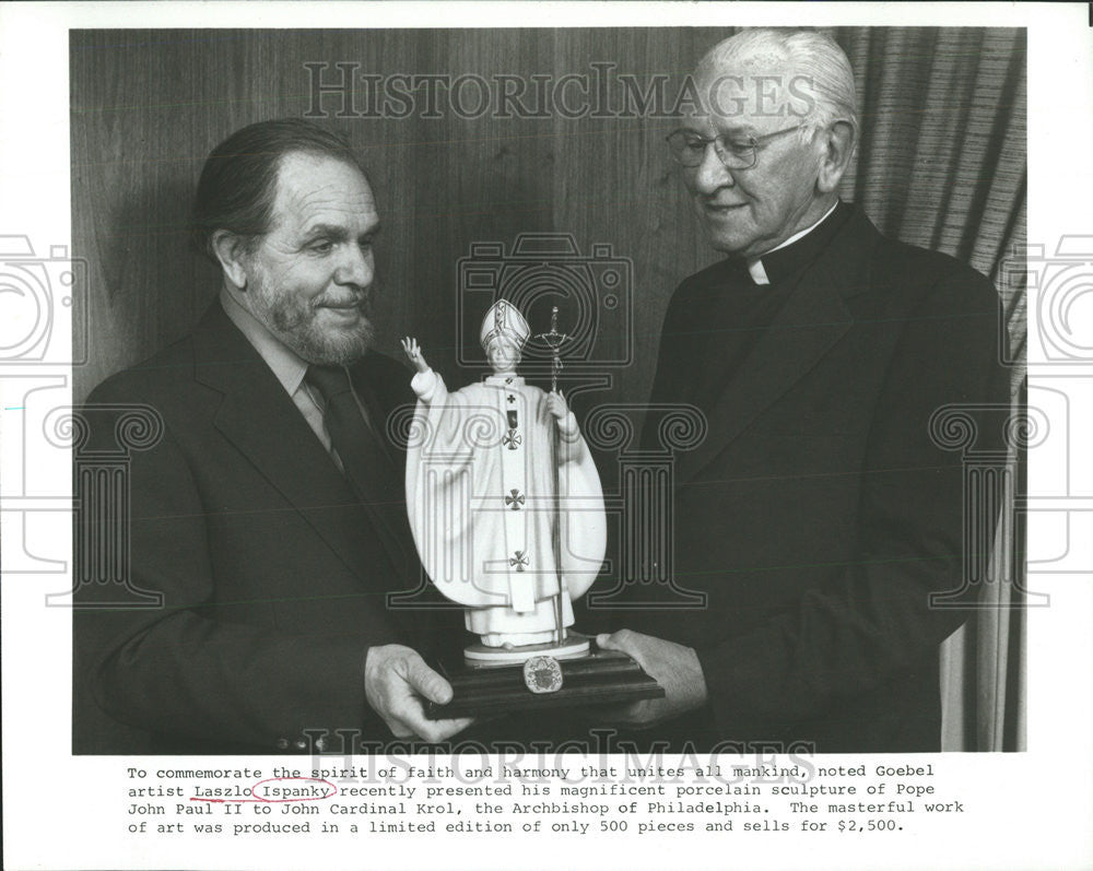 1981 Press Photo Laszlo Ispansky Presented Porcelain to Pope John Paul II. - Historic Images