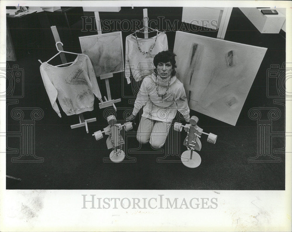 1984 Press Photo Artist Itala Kenilworth display acrylic paint doll jewelry Lloy - Historic Images