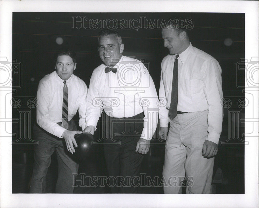 1959 Press Photo Neison Harris president of the new Orchard Twin Bowl - Historic Images