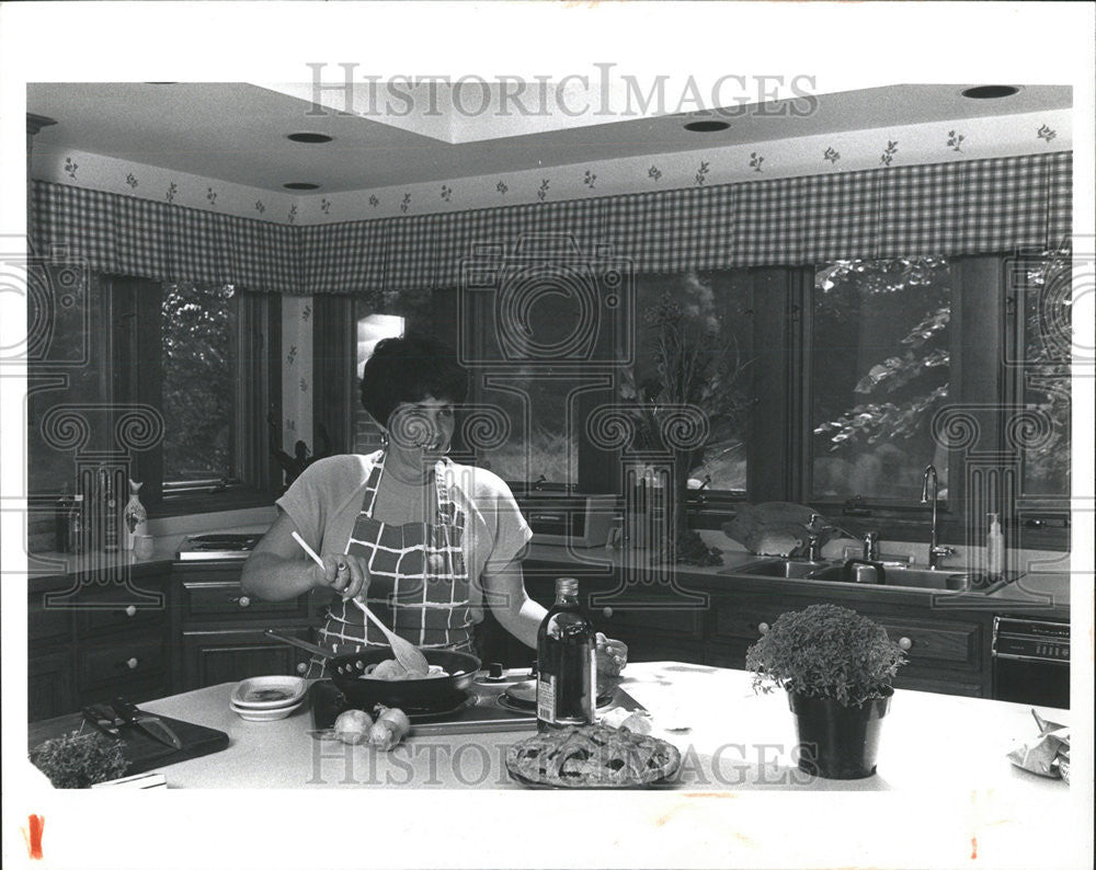 1991 Press Photo Kathy Harrison has Plenty of Room for Creative Cooking Kitchen - Historic Images