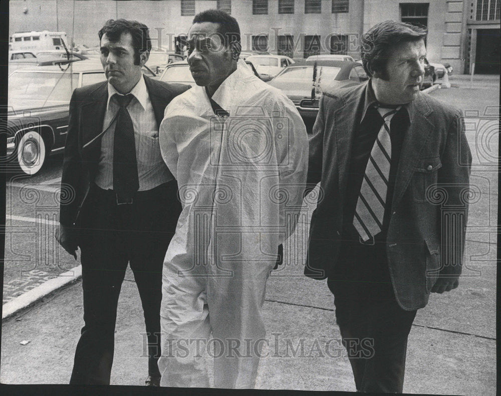 1973 Press Photo Criminal Lester Harrison Taken to Court by Detectives. - Historic Images