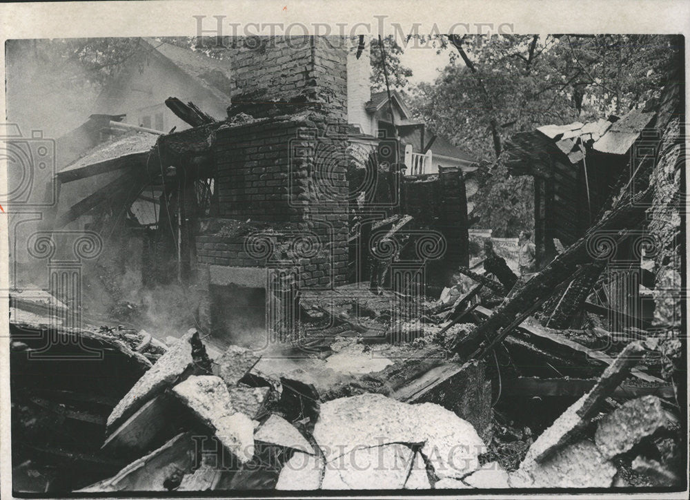 1970 Press Photo Scene Fire Barrington Hills Mr Mrs William Harrison Smoke Room - Historic Images