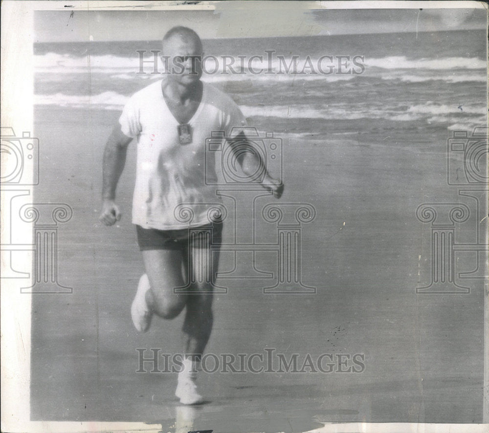 1962 Press Photo Astronaut John Glenn jogging at the beach - Historic Images