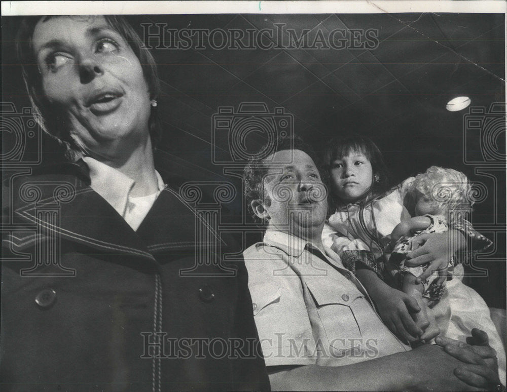 1975 Press Photo Norman and Georgie Goldstein  O&#39; Hare Airport Becky - Historic Images