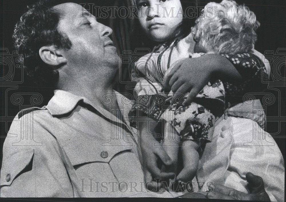 1975 Press Photo Norman Goldstein Adopts Vietnamese Daughter - Historic Images