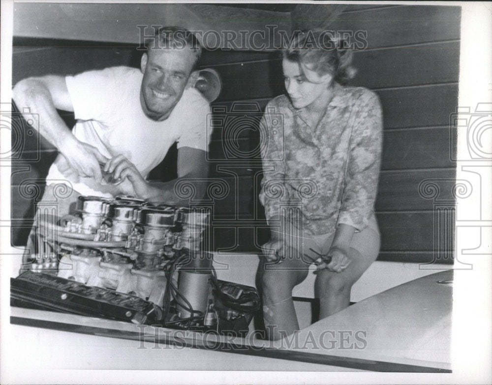 1962 Press Photo Sen. Barry Goldwater and daughter Peggy working on their boat. - Historic Images