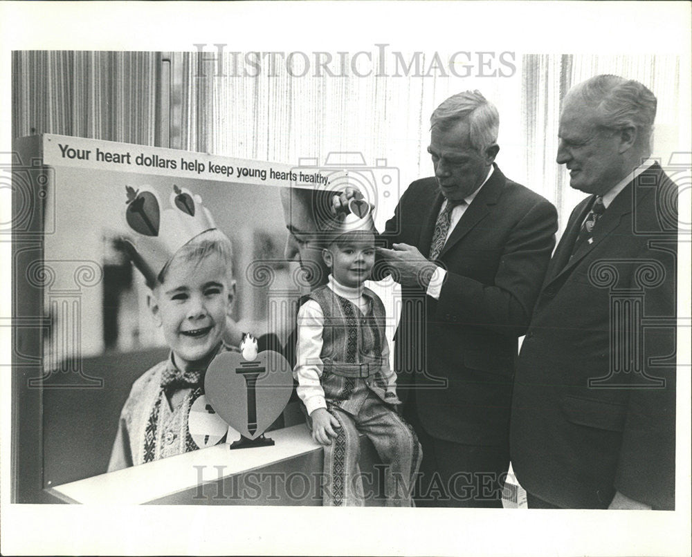 1972 Press Photo John Goldthwaite crowned Heart Fund prince Lee Marvin  James - Historic Images