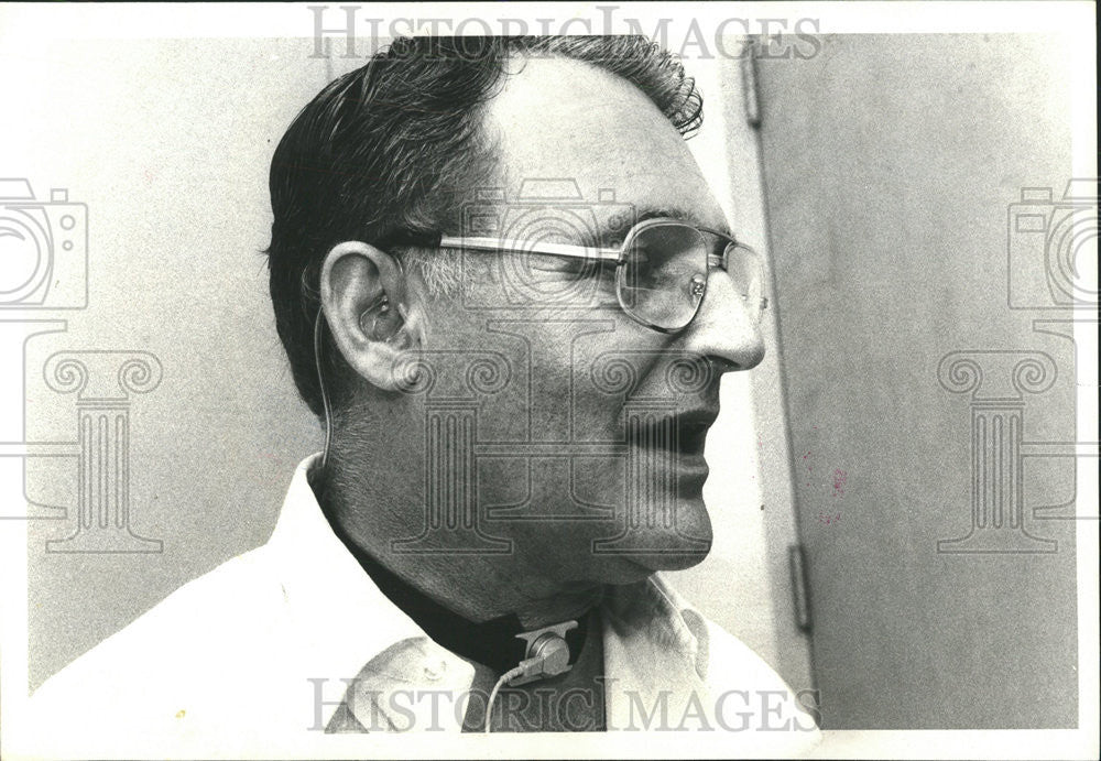 1979 Press Photo Herbert Goldberg wearing an electrical device in his throat - Historic Images