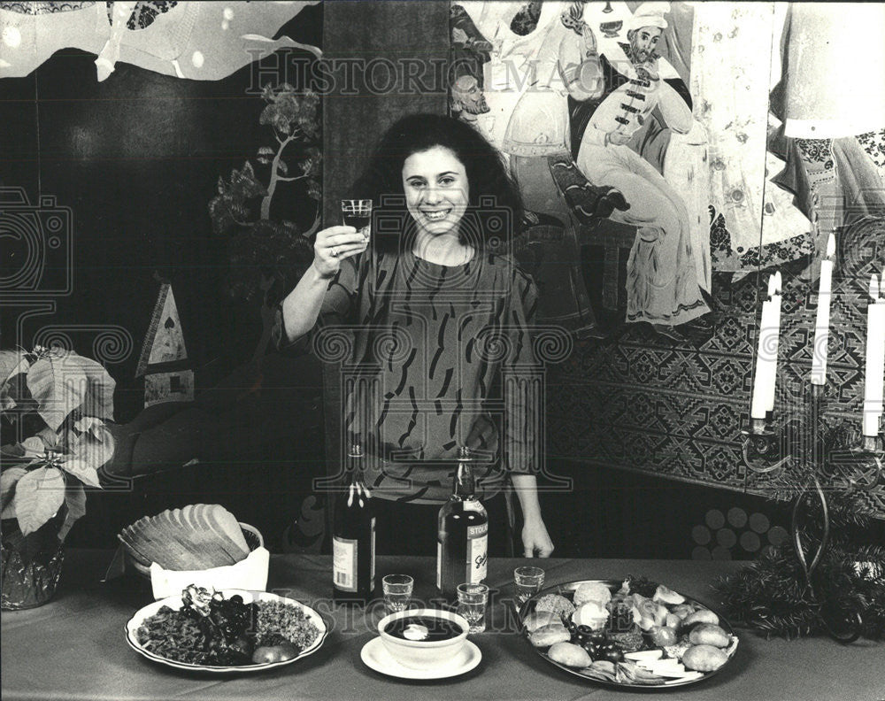 1984 Press Photo Darra Goldstein holiday stars festive meal spirits Christmas - Historic Images