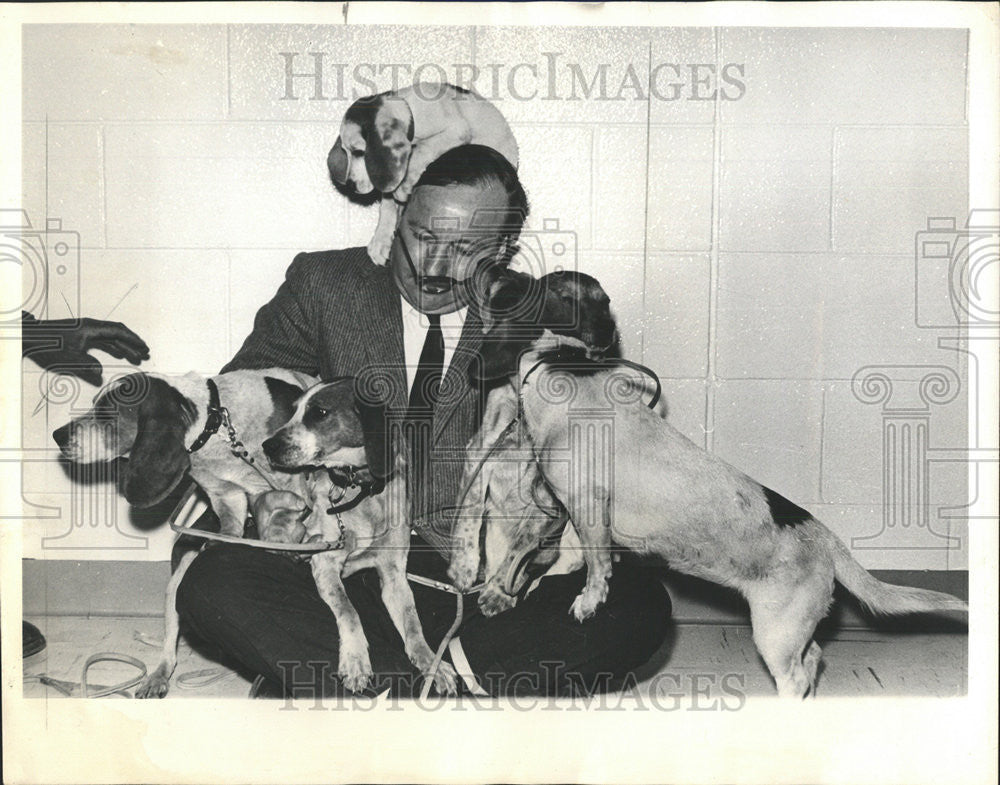 1964 Press Photo Allen Glisch Animal Welfare League Manager - Historic Images