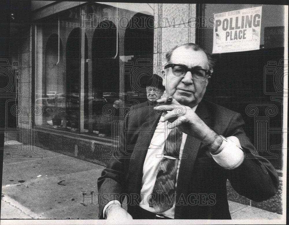 1972 Press Photo Jack Green Vote irregularity polling place West Huron election - Historic Images