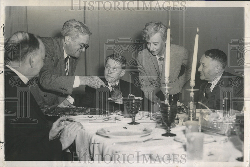 1949 Press Photo Raymond O&#39;Brien blessed Sacrament church George Howard Lang - Historic Images