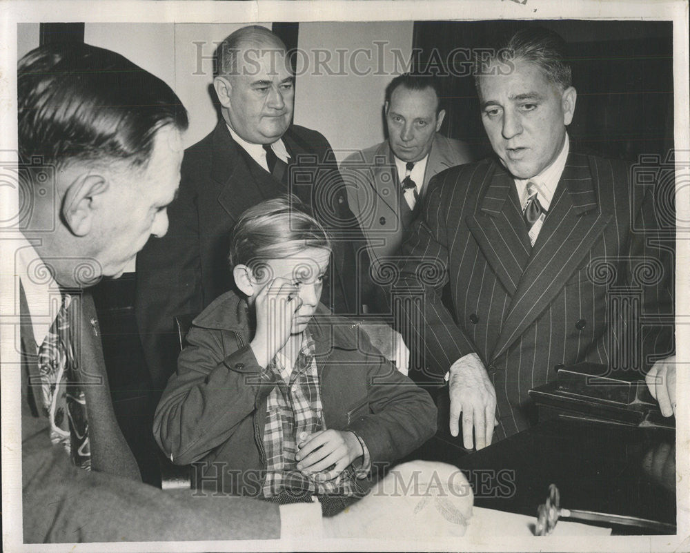 1947 Press Photo Howard Lang brushes States Atty Richard Austin Inquest tears - Historic Images