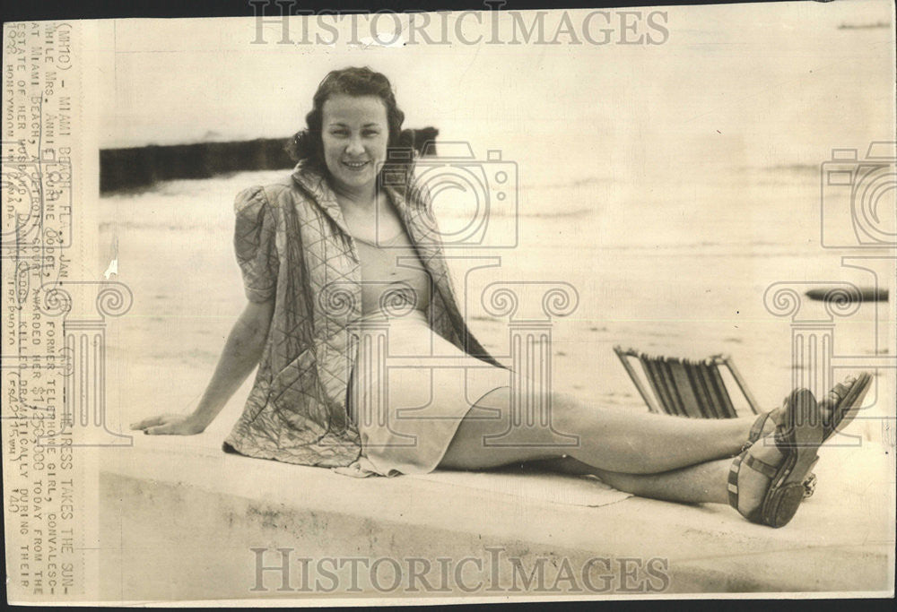 1940 Press Photo Annie Laurine Dodge Telephone Girl Miami Beach Detroit - Historic Images