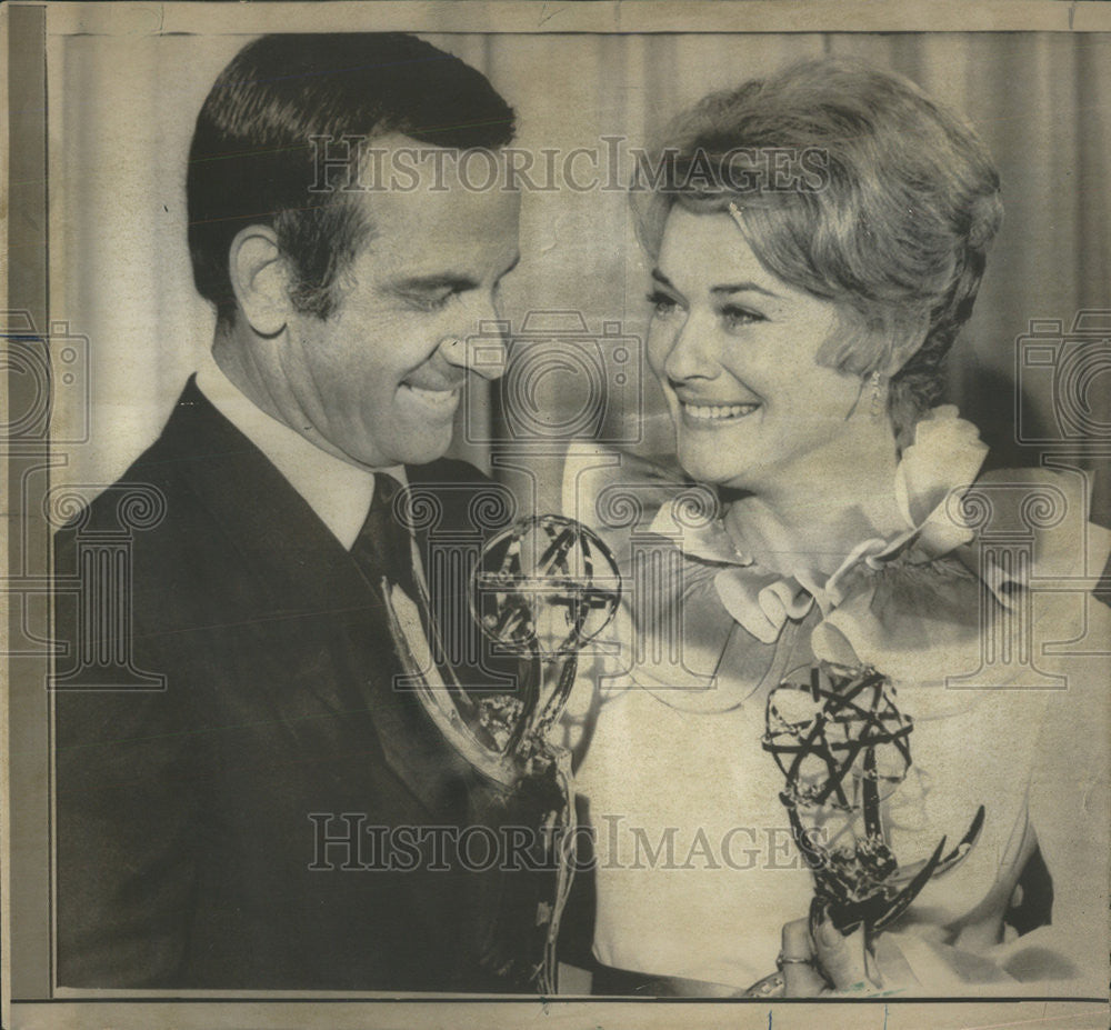 1969 Press Photo Don Adams Emmy winner Hope Lange television series award actor - Historic Images