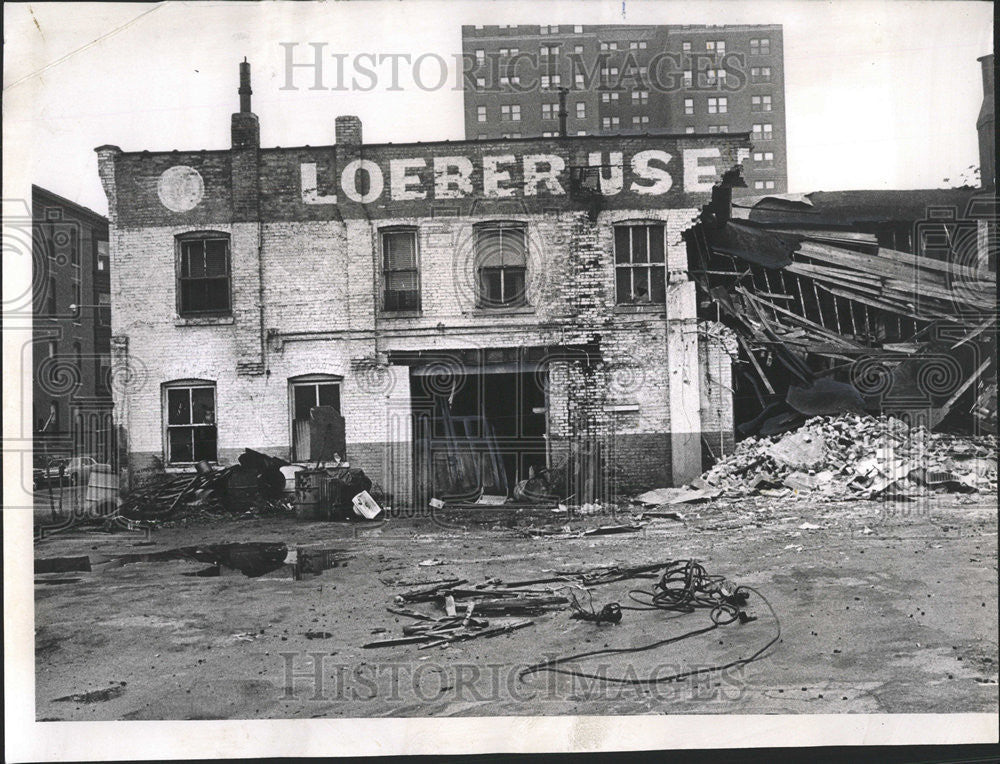 1967 Press Photo Mrs Mildred Langerstrom two story building wreckers police - Historic Images