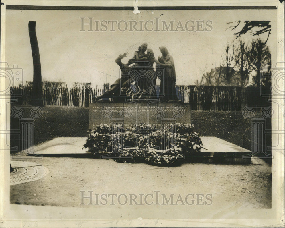 1939 Press Photo  Adela Langer Congress Hotel Monument Statue - Historic Images