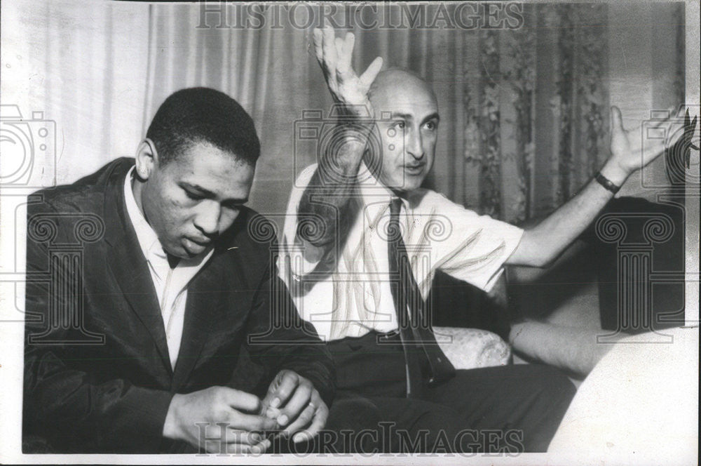 1959 Press Photo Bernie Glickman manger fighter Jesse Bowdry Frankie Carbo wave - Historic Images