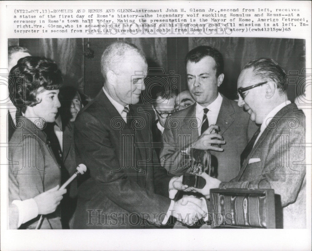 1965 Press Photo Astronaut John Glenn Jr statue wolf suckling Romulus Remus - Historic Images