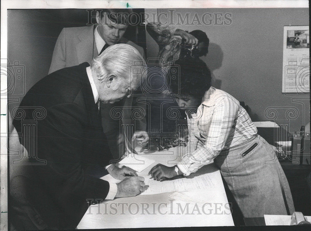 1977 Press Photo Banker John Gleason Federal Indictment Judge Building Lawyer - Historic Images