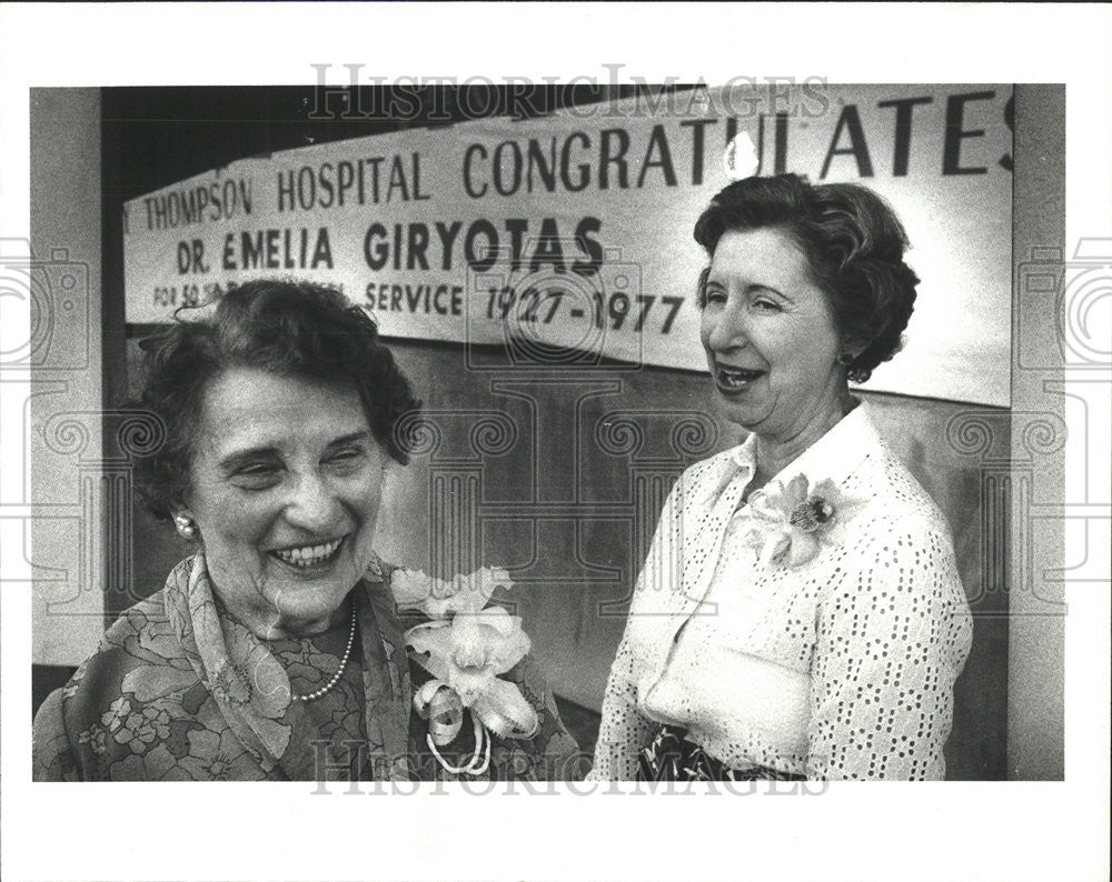 1977 Press Photo Doctor Emelia Giryotas Mary Thompson Medical Director Chicago - Historic Images