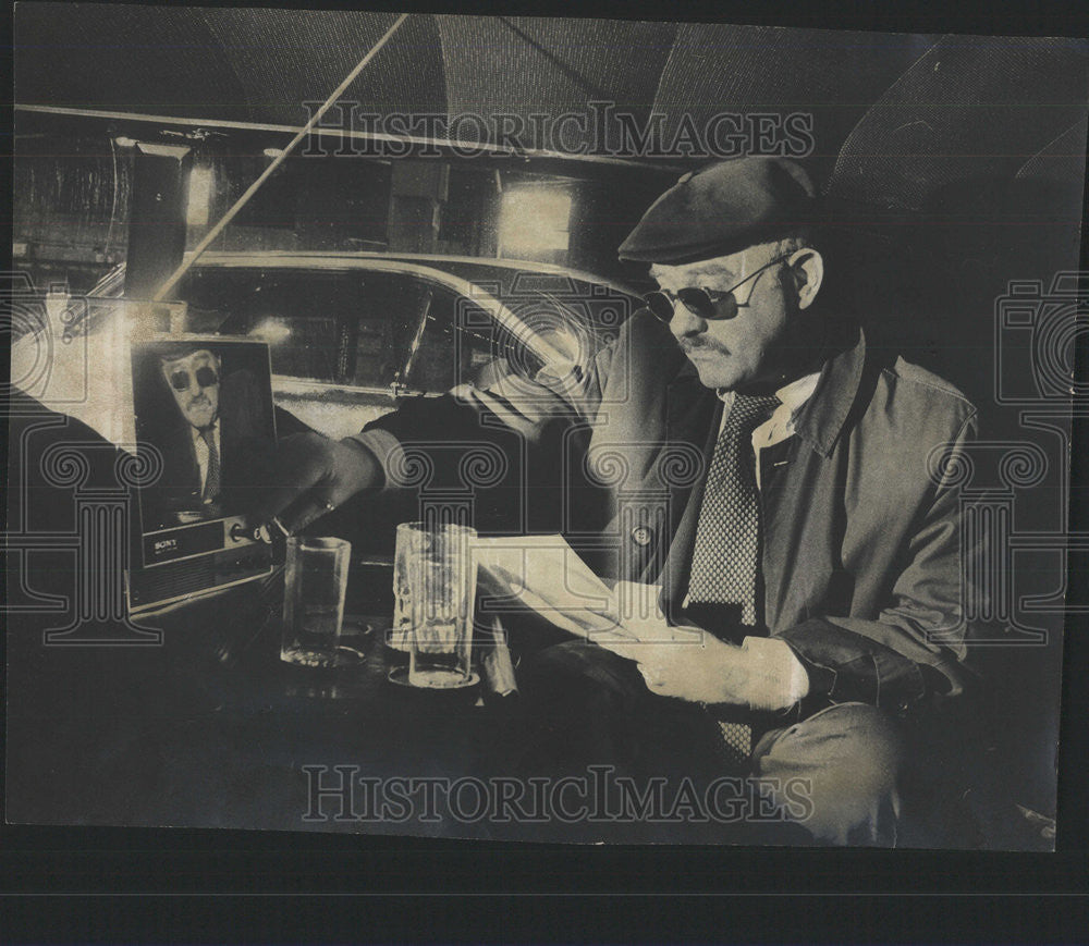 1975 Press Photo News Reporter Henry Hanson Taking Notes in his Car. - Historic Images