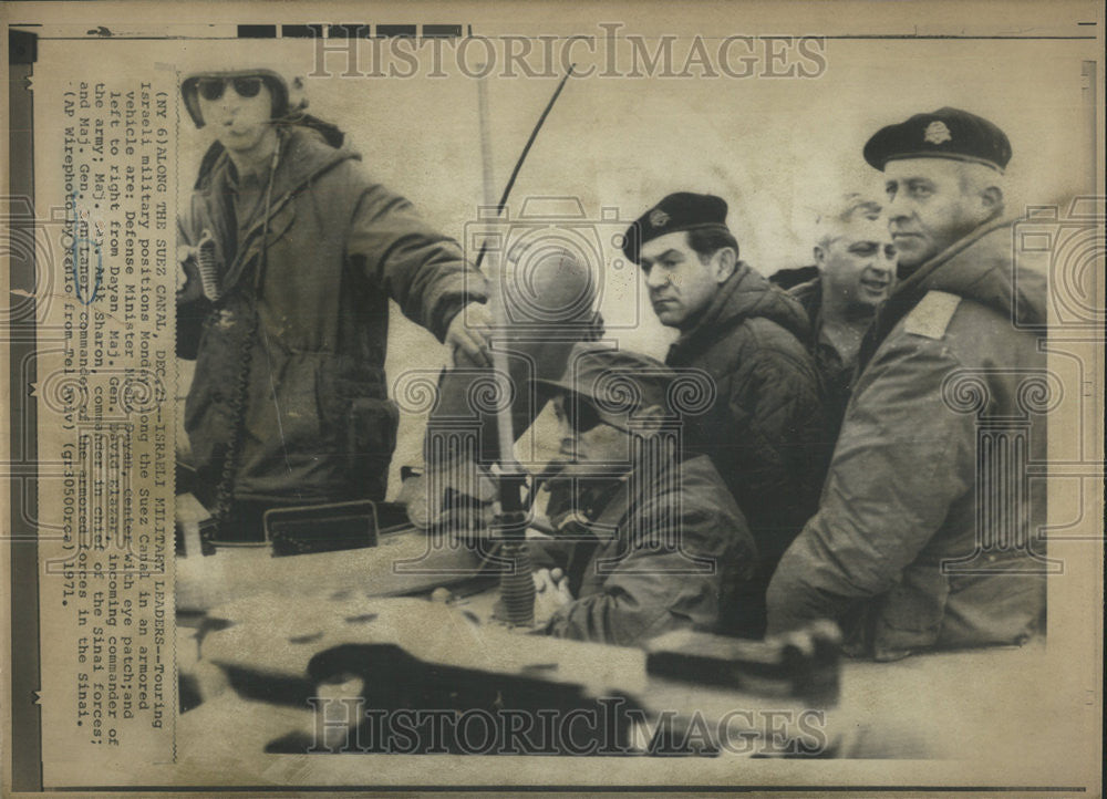 1972 Press Photo Tourist Israeli military positions Defence Minister Moshe Dayen - Historic Images