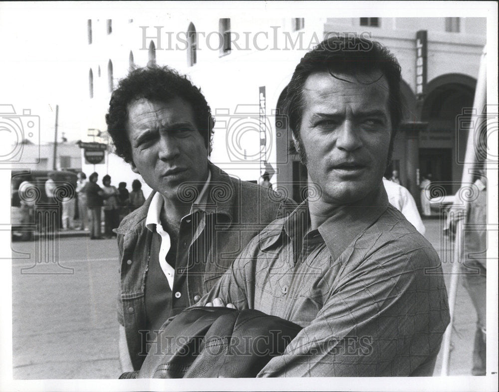 1971 Press Photo David Groh Robert Goulet Prime Rib Police Story Television NBC - Historic Images