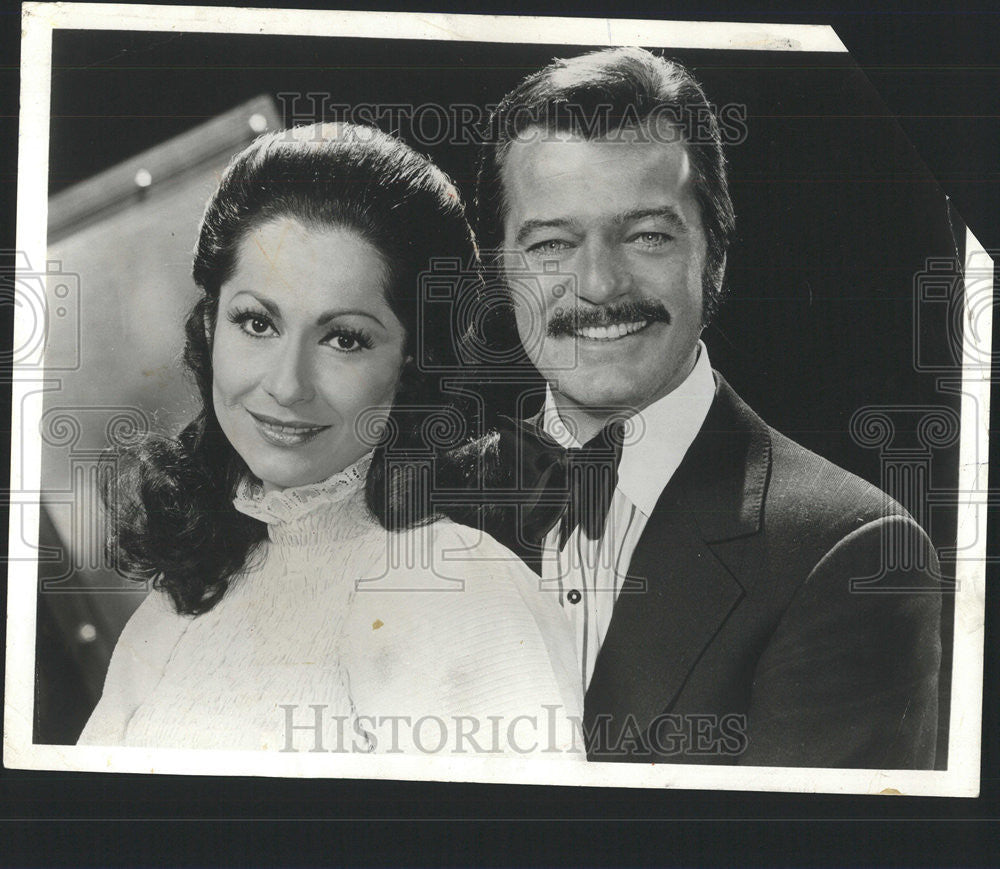 1975 Press Photo Robert Goulet and Carol Lawrence Mr. and Mrs. team Mill Run - Historic Images