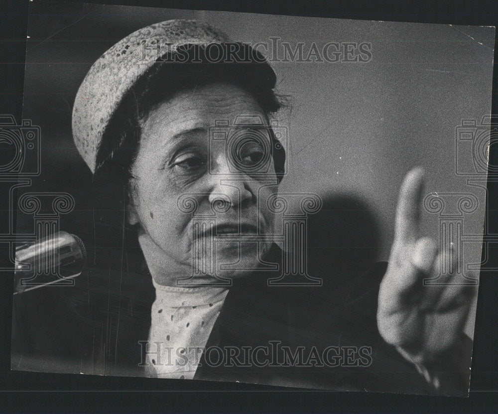 1968 Press Photo Loraine Richardson Green Chicago Education board gather mourn - Historic Images