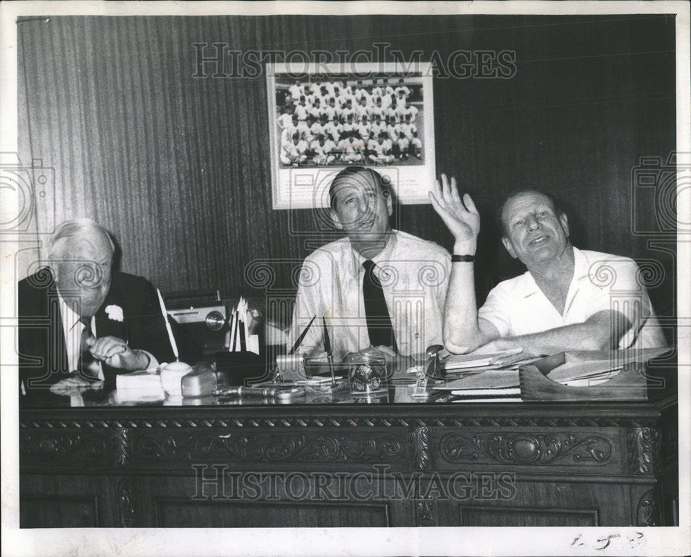 1960 Press Photo Bill Veeck Hank greenberg Chuck Comiskey White Sox board Happy - Historic Images