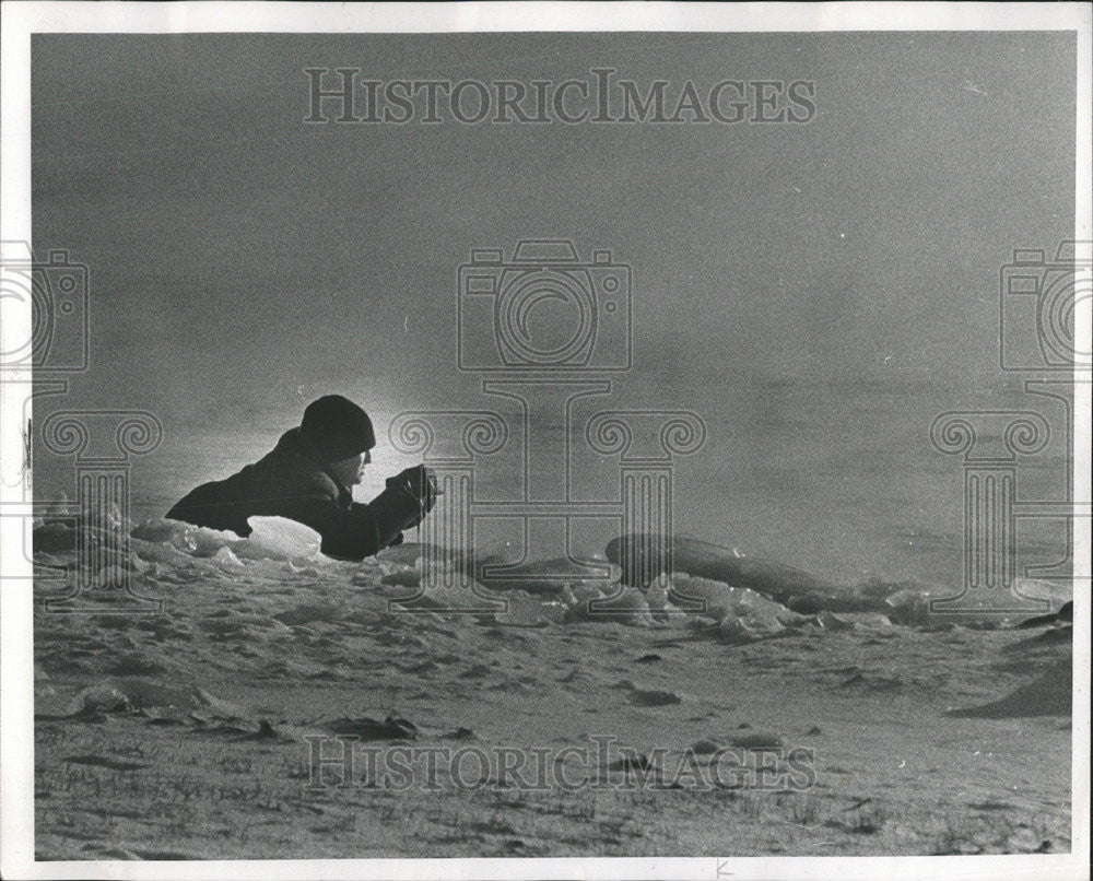 1969 Press Photo Sun-Times Cameraman Larry Graff in Ice to get the above picture - Historic Images