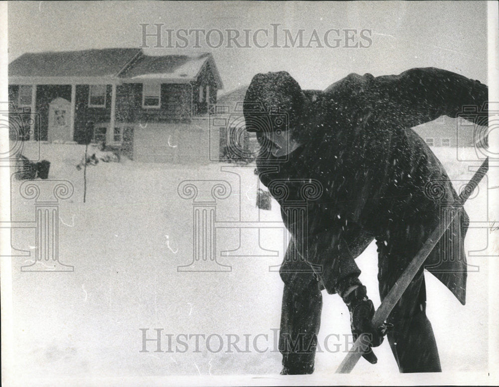 1969 Press Photo Self portrait snow shoveler Photographer Graff - Historic Images