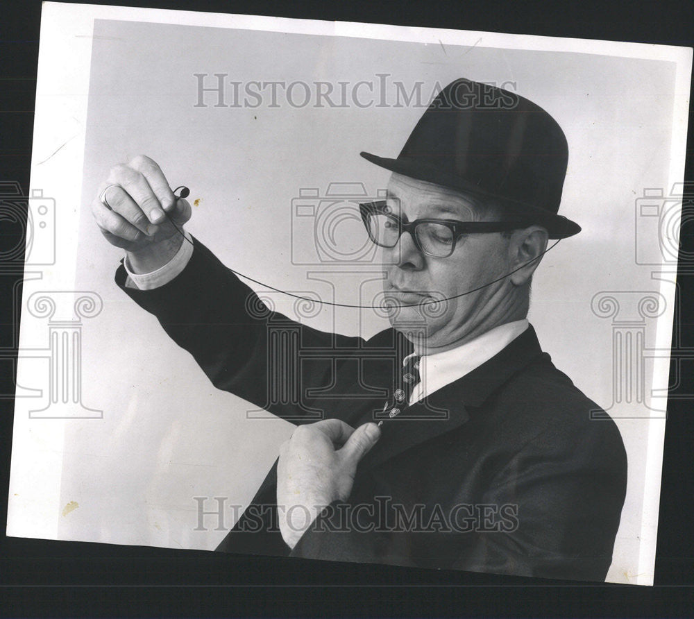 1966 Press Photo Buttonhole Reporter Lloyd Green cord lapel hat bob Kotalik - Historic Images