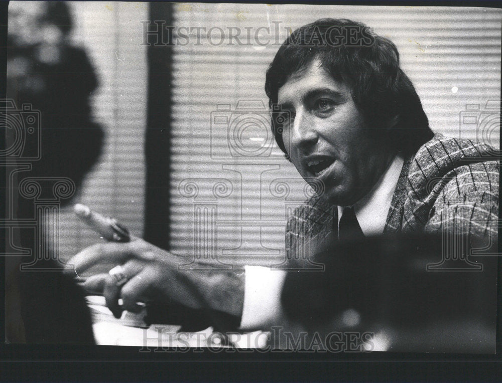 1974 Press Photo Pix Mike Green Office Desk Criminal Lawyer Cityscape Chuck - Historic Images