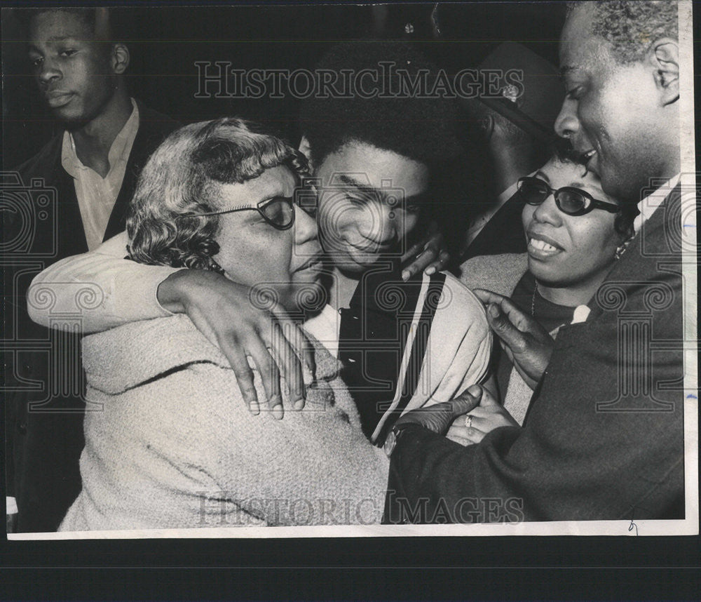 1970 Press Photo Joseph Green Mary Green embrace lobby county jail release bond - Historic Images