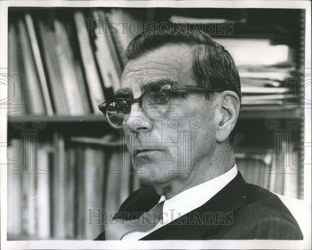 1969 Press Photo John Hayes Loyola University school Law James Singer reporter - Historic Images