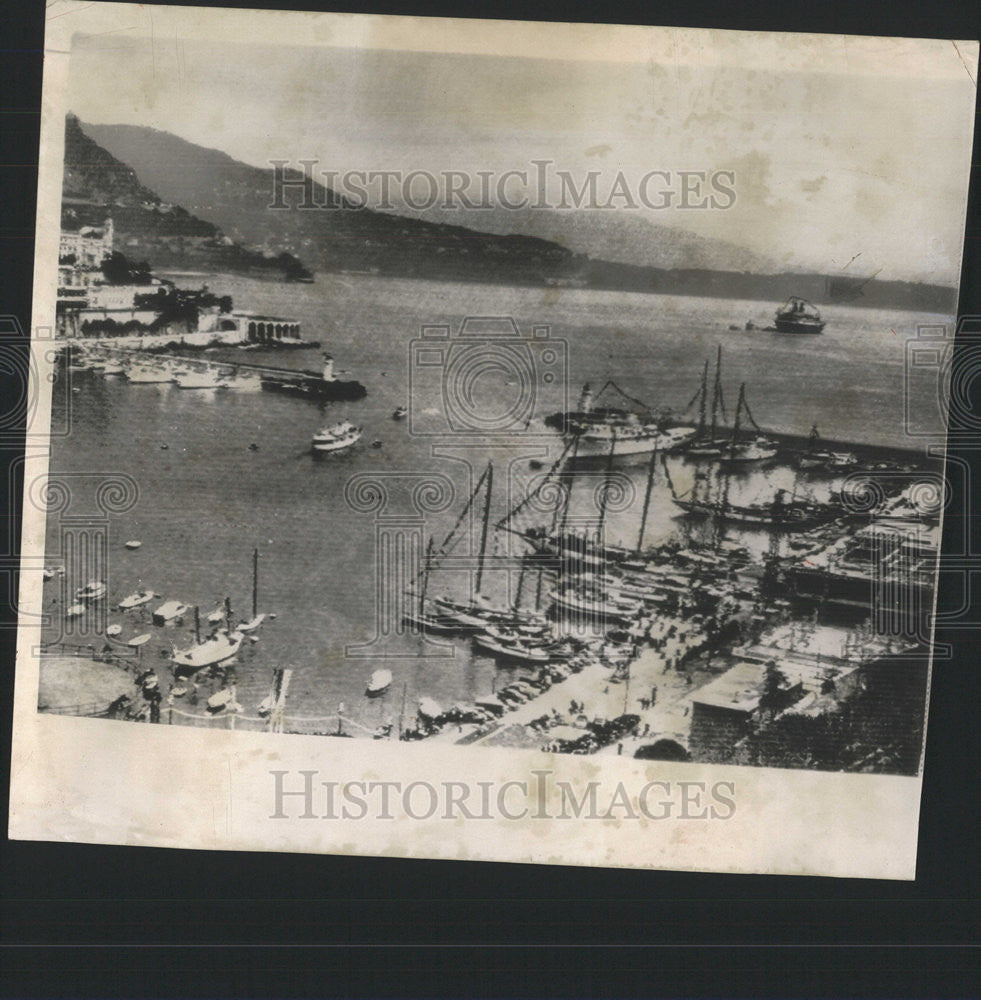 1956 Press Photo Love Scene Screened at Entrance of Monaco Harbor. - Historic Images