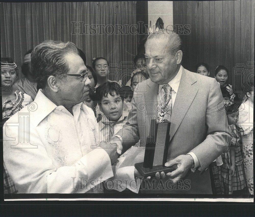 1975 Press Photo Louis Goldblatt Goldblatt President Chief Executive - Historic Images