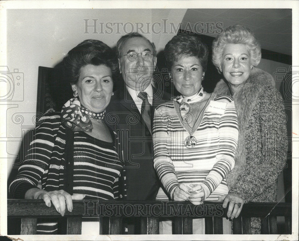 1975 Press Photo Bill Blass Fashion Show Bernice Goldblatt Joseph Kirschner - Historic Images