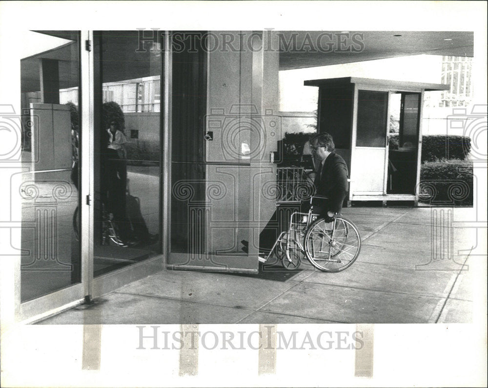 1990 Press Photo Larry Gorski Demonstrates - Historic Images