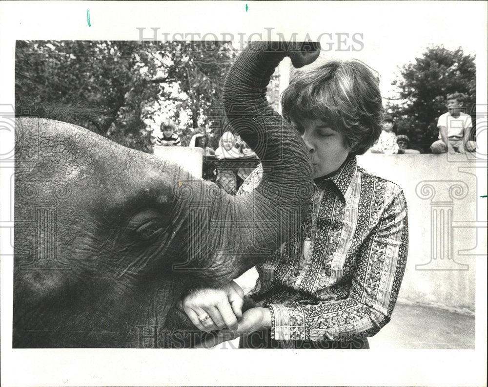 1977 Press Photo Earl Hammond Baby Elephant - Historic Images