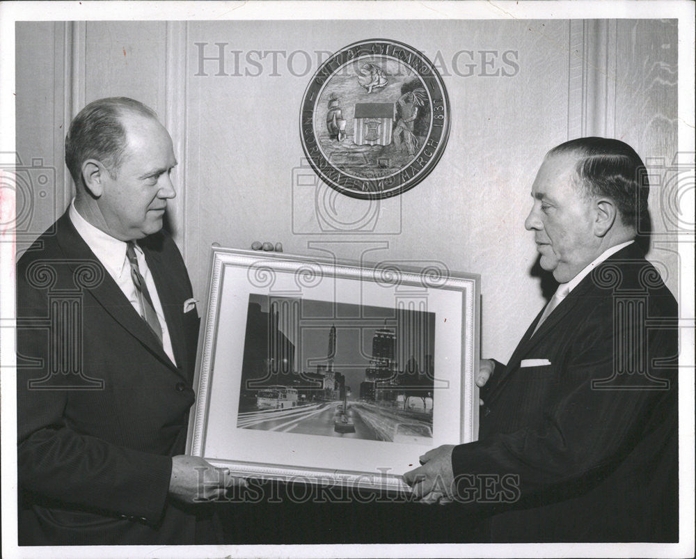 1968 Press Photo J E Hawthrone Vice President Greyhound Corporation - Historic Images