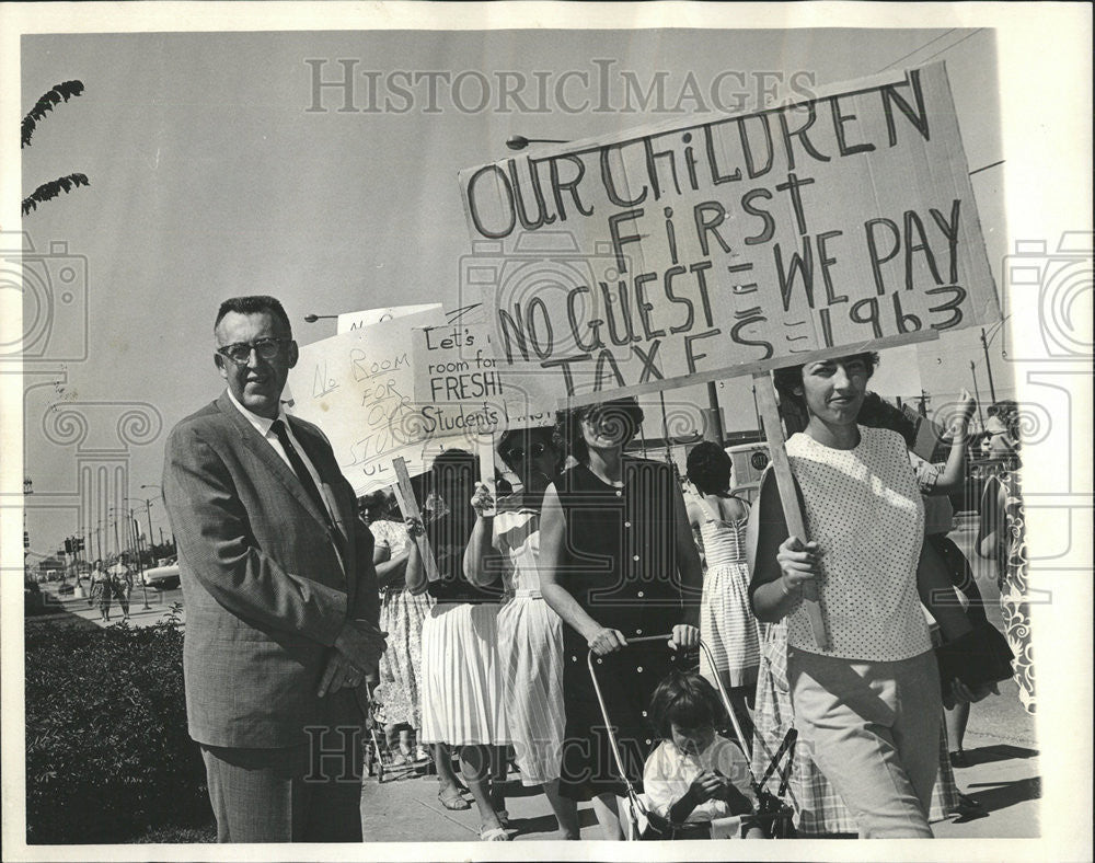 1963 Press Photo Edward Hazleton Bogan High School Crawford Picket pauses Look - Historic Images