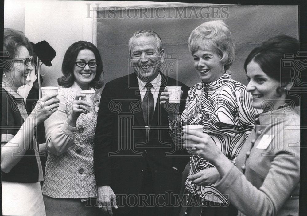 1970 Press Photo Senator Ralph Smith Daughter Sharon Victory Toast Headquarters - Historic Images