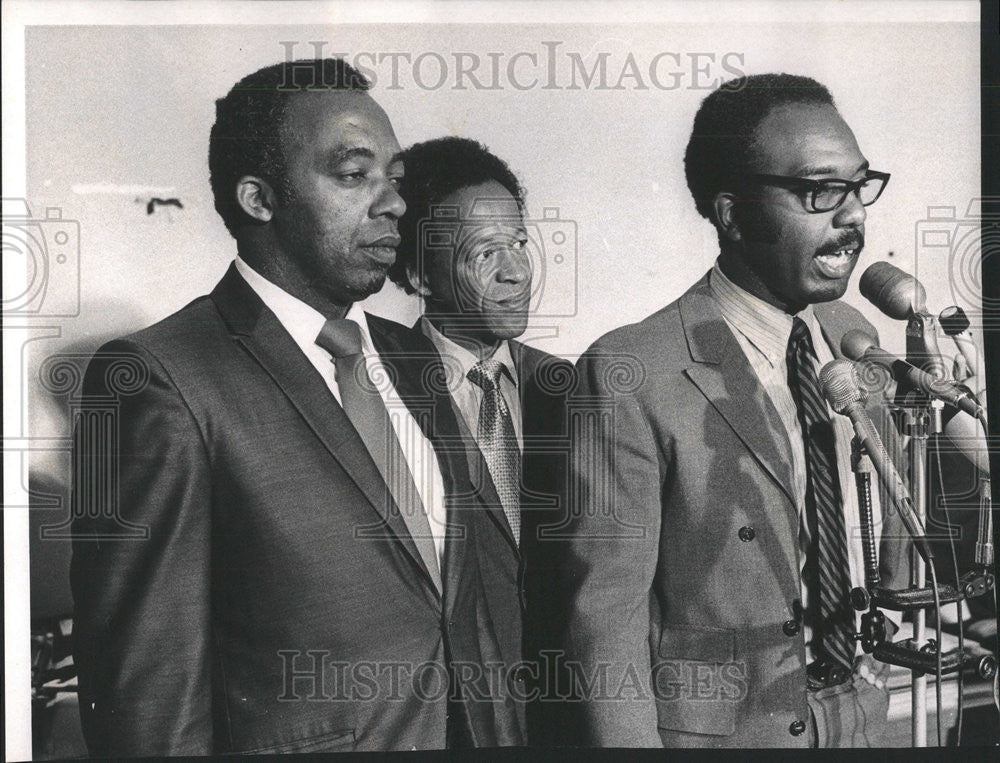 1970 Press Photo Walter Hayes Longwood Manor Housing issue City Hall press room - Historic Images